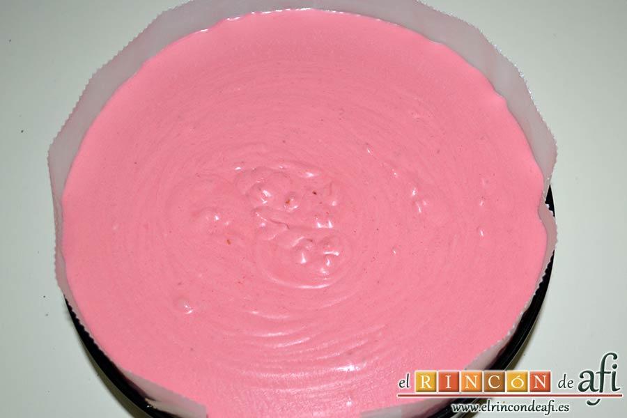 Tarta de chocolate negro y mousse de frambuesa, alisar la superficie