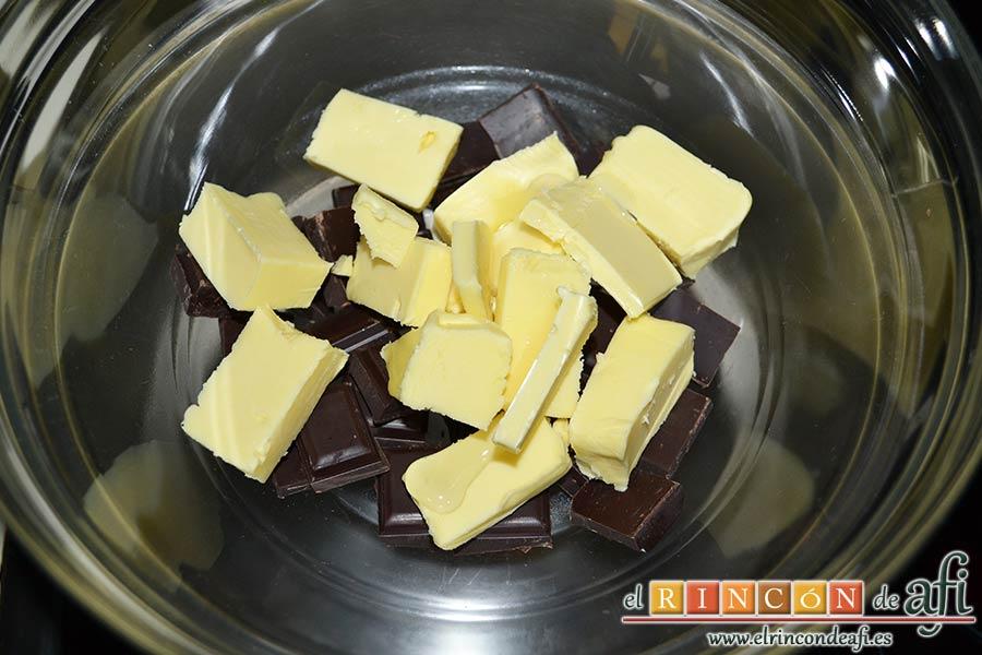 Tarta de chocolate negro y mousse de frambuesa, fundir el chocolate con mantequilla y un poco de almíbar al baño María