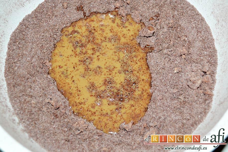 Tarta de chocolate negro y mousse de frambuesa, agregar la mezcla a los ingredientes secos