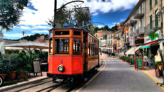 tren antiguo del pueblo costero de soller, en mallorca