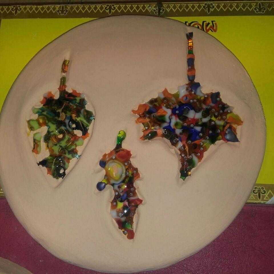 dijes con mostacillas de vidrio en vitrofusion