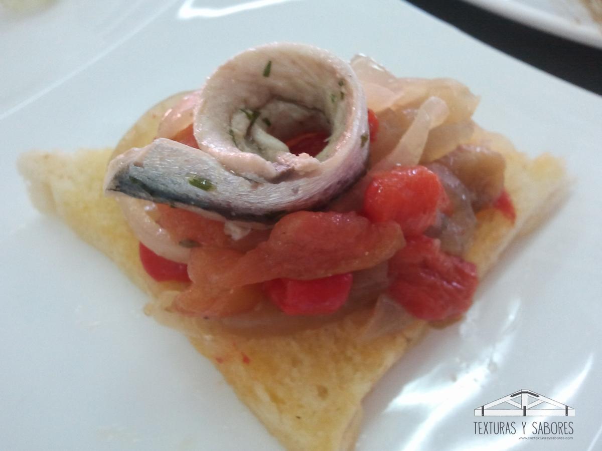 tosta de escalibada y boquerones en vinagre