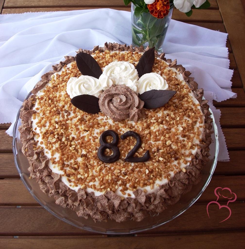 cumpleaños tarta nata (crema de leche) almendra