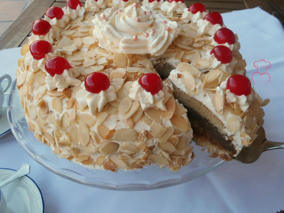 Tarta de nata (crema de leche) almendra