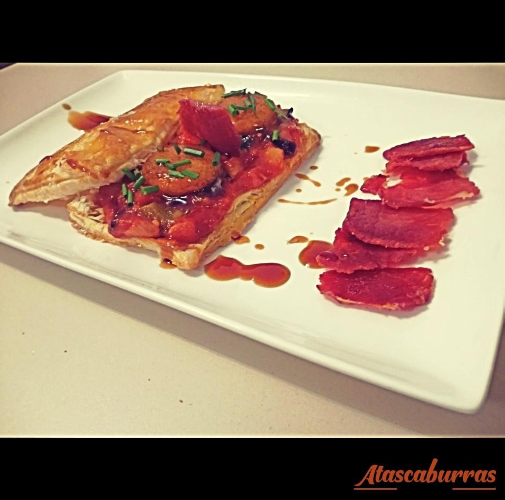 hojaldre de pisto manchego con crujiente de jamón y reducción de soja y miel