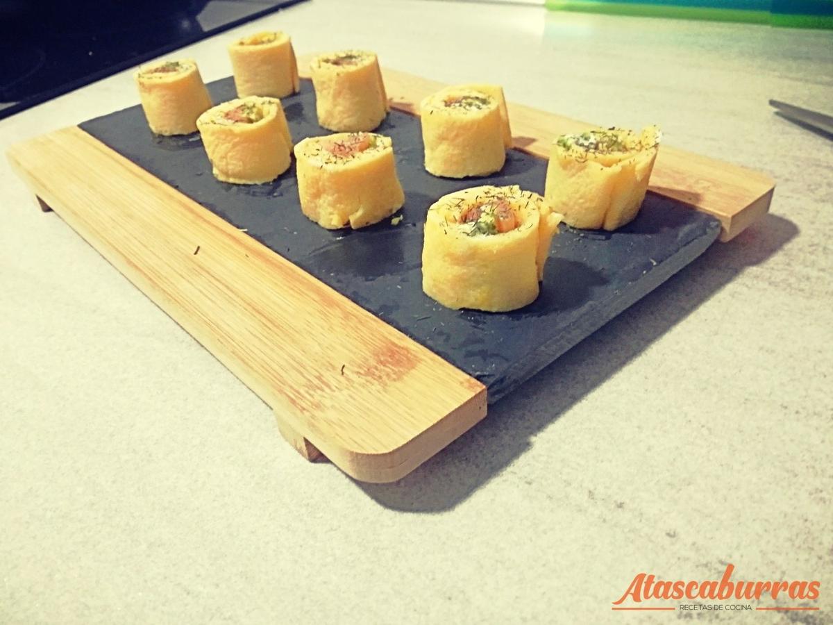 Receta de rollitos de tortilla rellenos de salnón ahumado y aguacate