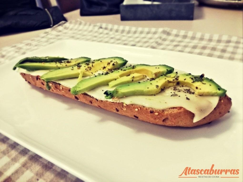 Receta para un buen desayuno. Tostada integral con aguacate y queso