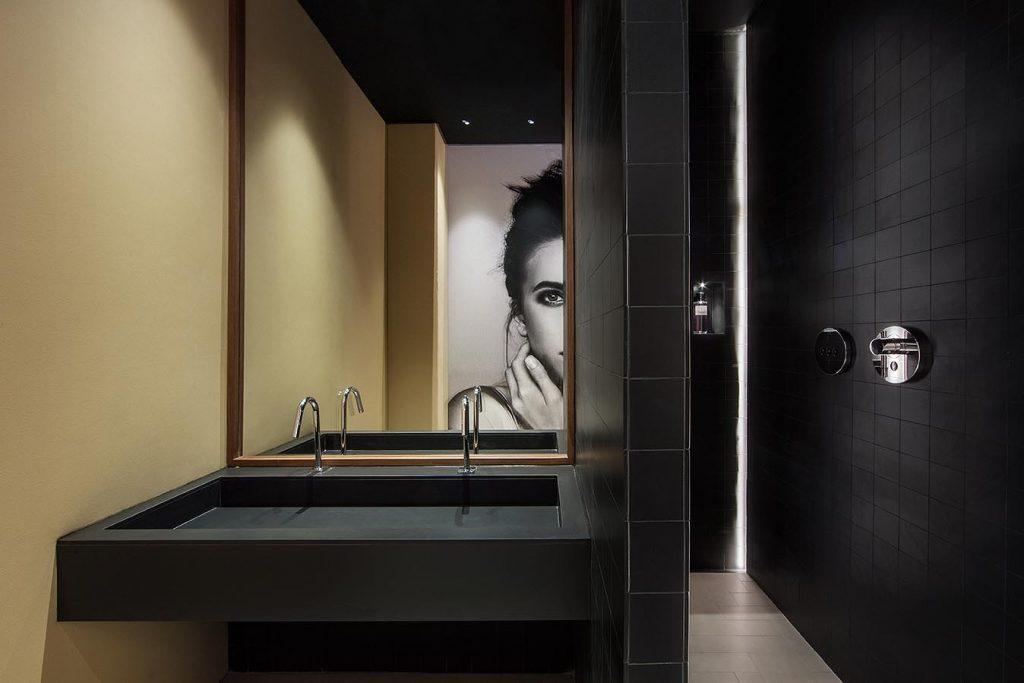 El Baño del hombre Invisible de Alejandra de la Hoz