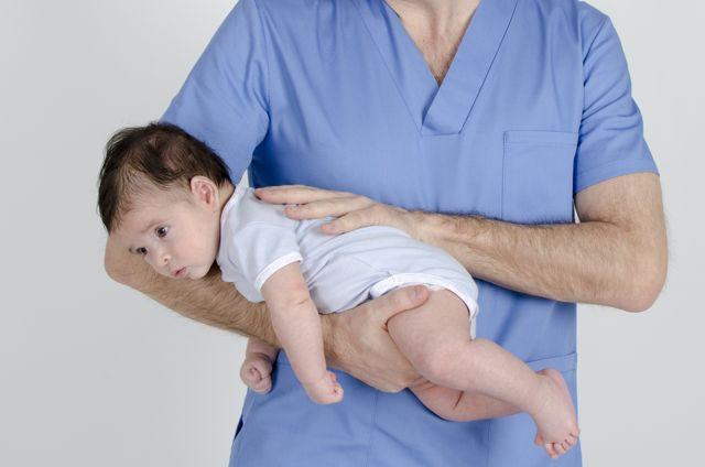 Posturas para expulsar gases del bebé. Pedro Camacho fotos Bebé