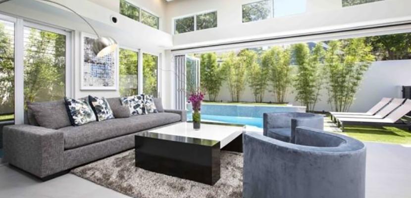 Sal&oacute;n con tonos neutros