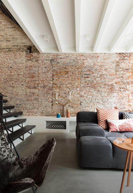 decoralinks | casa en amsterdam. salon con pared de ladrillo visto y sofa de patricia urquiola