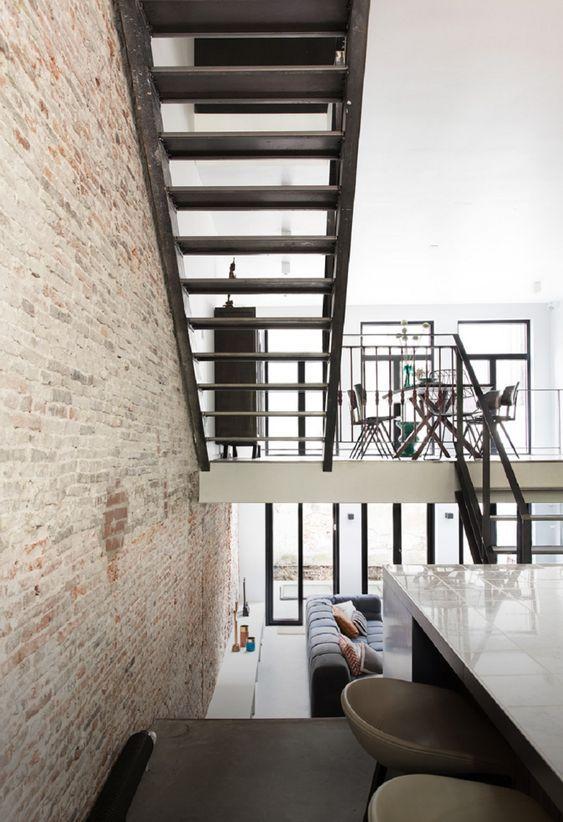 decoralinks | casa en amsterdam. escaleras de acero que conectan salon, cocina y comedor