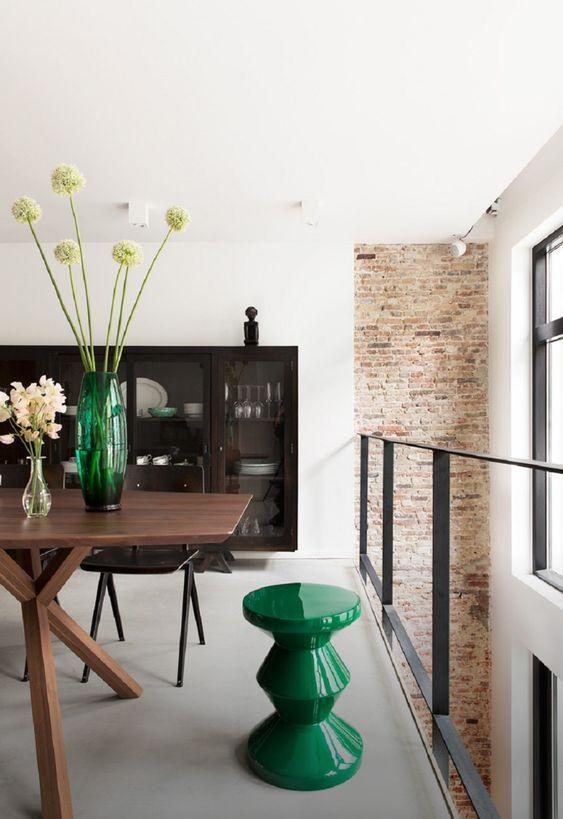 decoralinks | casa en amsterdam. Comedor loft con sillas galvanitas y taburete zig zag de Pols Potten