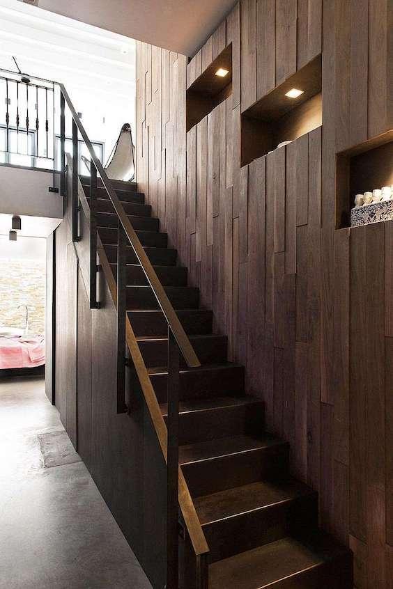 decoralinks | bajada al sotano con armario de madera con hornacinas