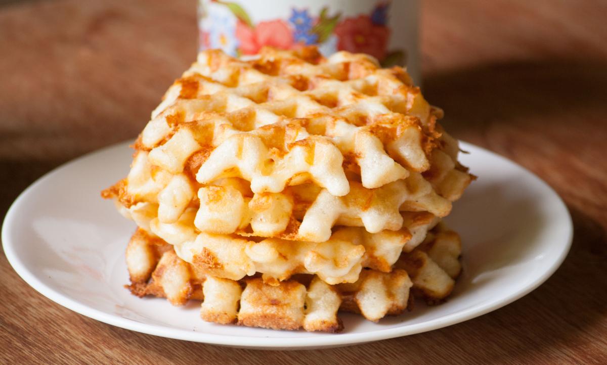 waffles de queso sin gluten sobre plato blanco