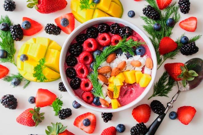 desayuno completo y saludable con frutas y avena