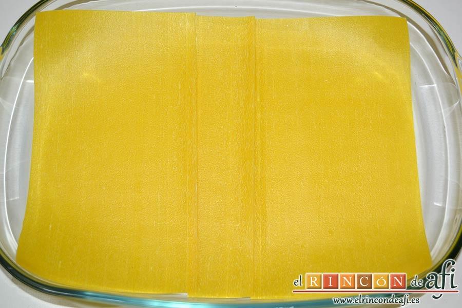 Lasaña de espinacas, jamón y calabacín, cubrir la base de la fuente con láminas de lasaña precocida