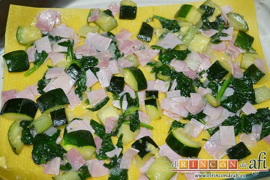 Lasaña de espinacas, jamón y calabacín, poner encima una capa de la fritura