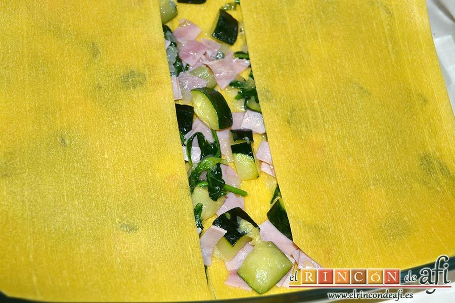 Lasaña de espinacas, jamón y calabacín, poner capas de lasaña por encima