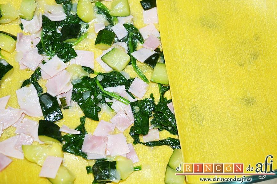 Lasaña de espinacas, jamón y calabacín, poner otras capas de lasaña por encima