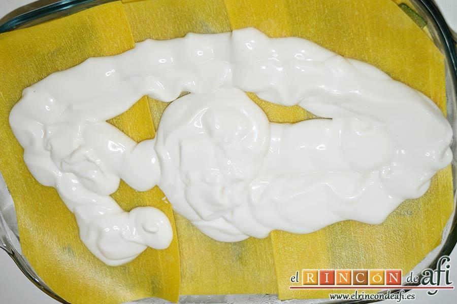 Lasaña de espinacas, jamón y calabacín, cubrir de bechamel