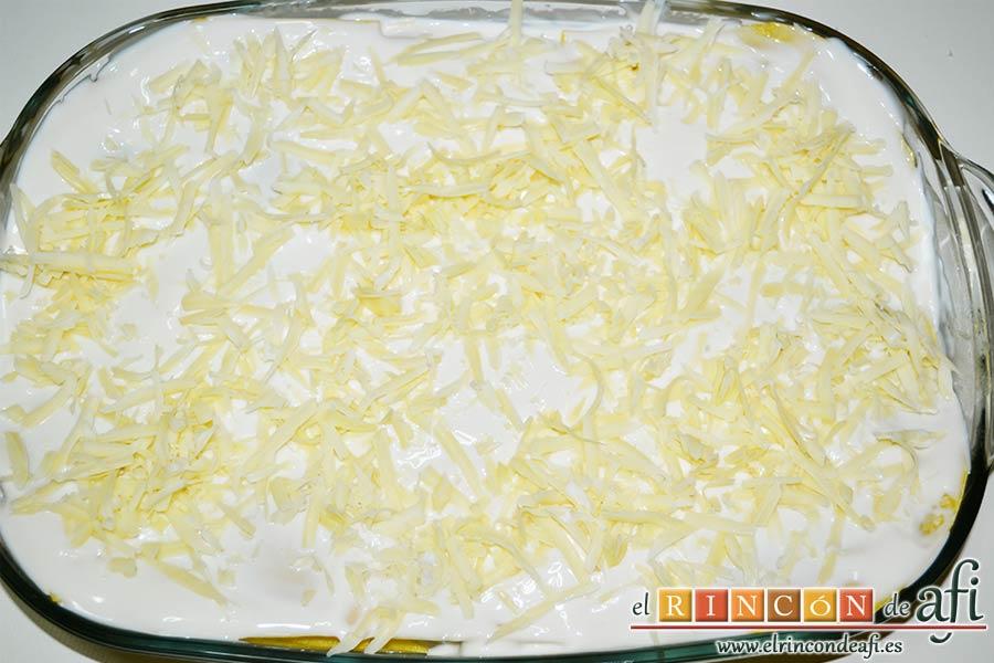 Lasaña de espinacas, jamón y calabacín, espolvorear con el queso rallado