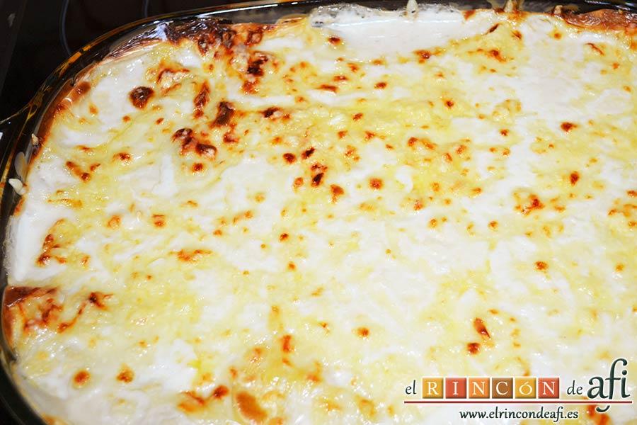 Lasaña de espinacas, jamón y calabacín, meter al horno para hornear y gratinar