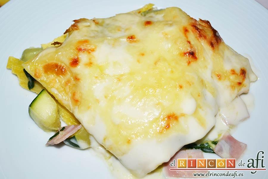 Lasaña de espinacas, jamón y calabacín, sugerencia de presentación