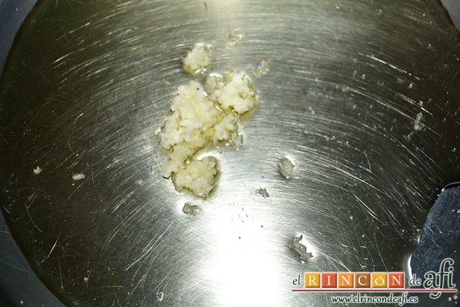 Lasaña de espinacas, jamón y calabacín, en un caldero con aceite de oliva echar los ajos