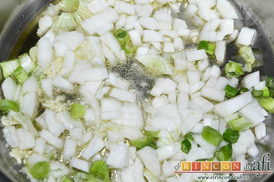 Lasaña de espinacas, jamón y calabacín, cuando empiece a dorar echar la cebolleta troceada