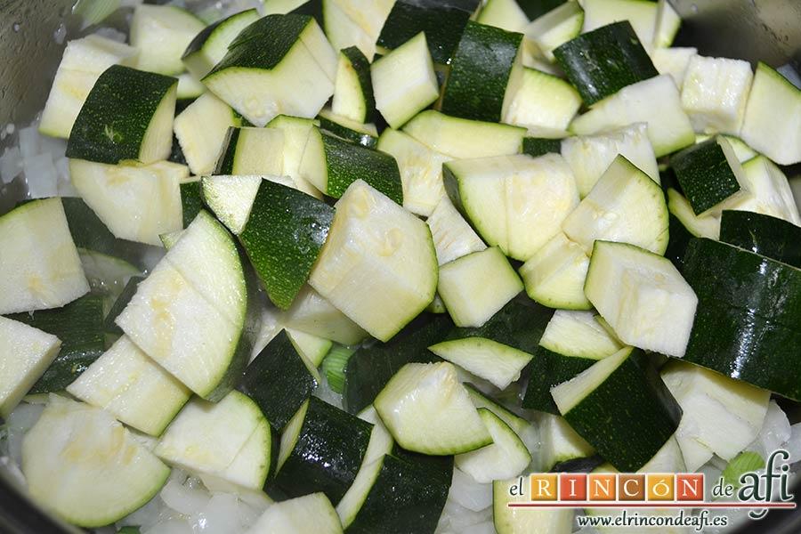 Lasaña de espinacas, jamón y calabacín, añadir los calabacines troceados