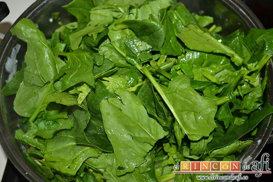 Lasaña de espinacas, jamón y calabacín, picar las espinacas y agregarlas
