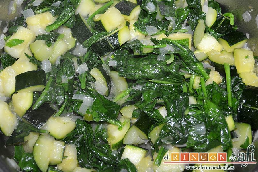 Lasaña de espinacas, jamón y calabacín, sazonar, mezclar bien y dejar pochar