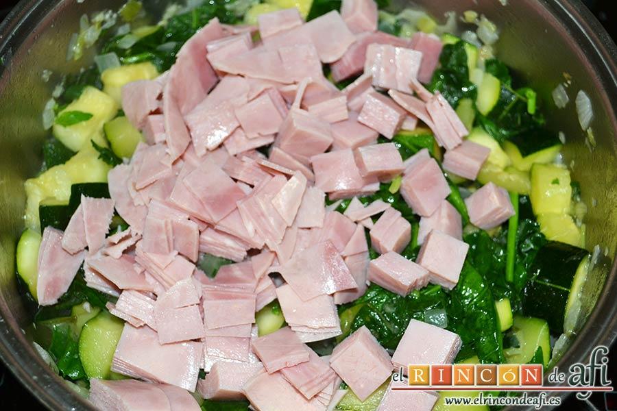 Lasaña de espinacas, jamón y calabacín, agregarlo al caldero de las verduras