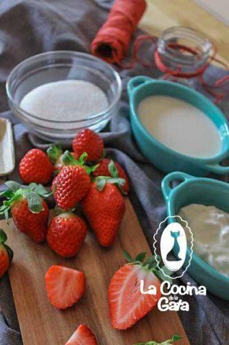 Yogur, nata (crema de leche), fresas y azúcar