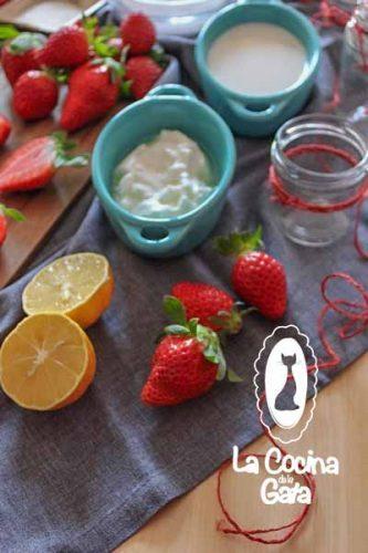 Fresas, limón y tarros de cristal