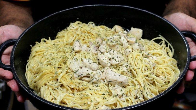 Espaguetis en salsa de queso