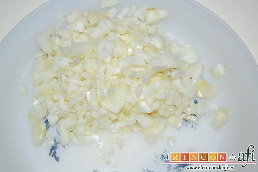 Sopa de espárragos blancos, picar la cebolla muy fina