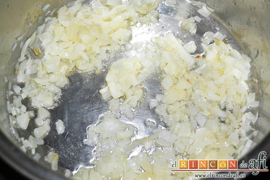 Sopa de espárragos blancos, añadirla al caldero y dejarla pochar