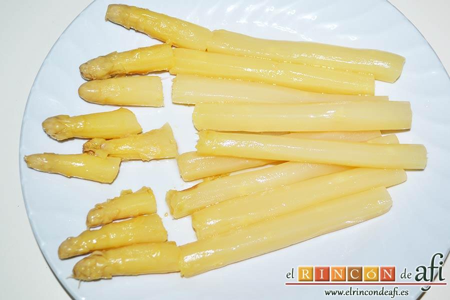 Sopa de espárragos blancos, cortar los espárragos reservando las yemas para decorar
