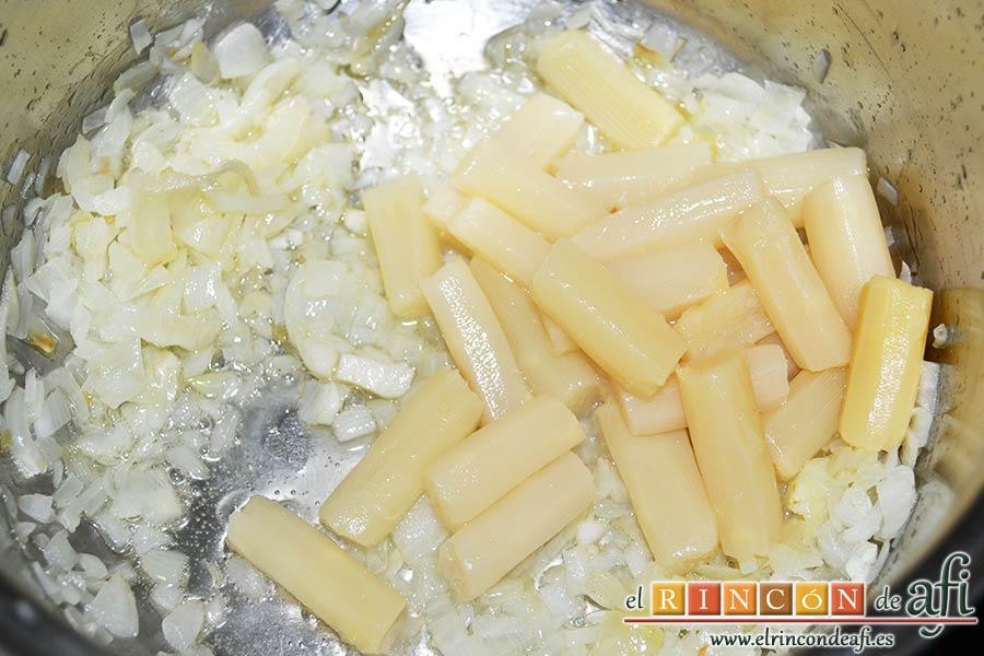 Sopa de espárragos blancos, echar los tallos al caldero con las cebollas