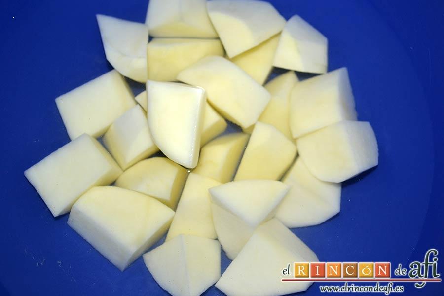 Sopa de espárragos blancos, pelar y trocear las papas