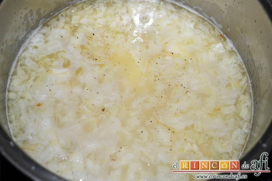 Sopa de espárragos blancos, agregamos al caldero con una cuarta parte del caldo de los espárragos, 300 mililitros de caldo de ave o de pollo, 1 vaso de agua y sal y pimientas molidas