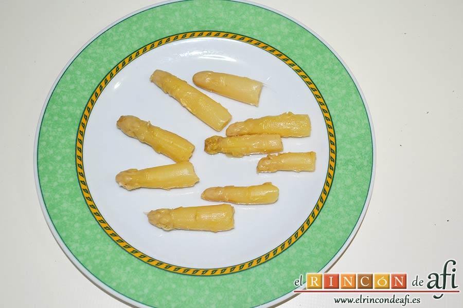 Sopa de espárragos blancos, usar las yemas para decorar