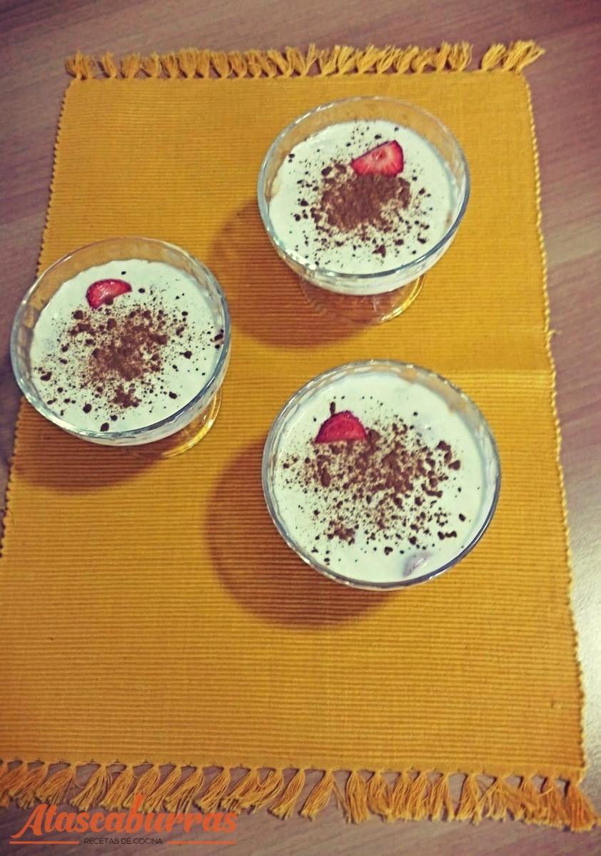 Postre de natillas de queso crema