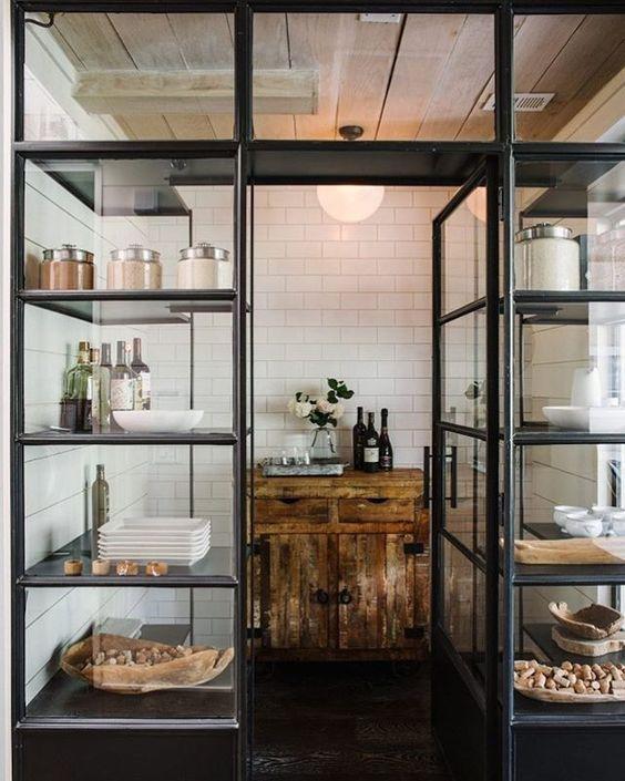 decoralinks | separar ambientes con vitrina de metal