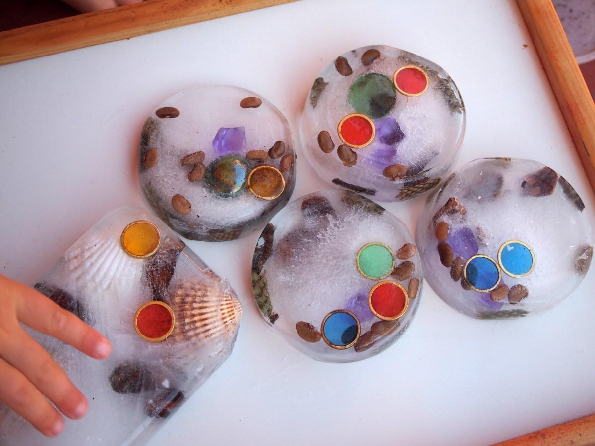 Juego con hielo, congelando pequeños objetos