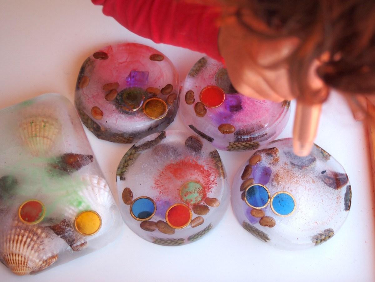 Nico coloreando los bloques de hielo con los blopens