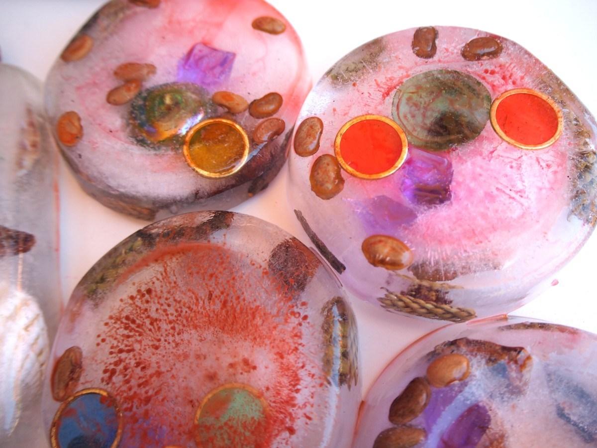 Bloques de hielo con cosas dentro coloreados