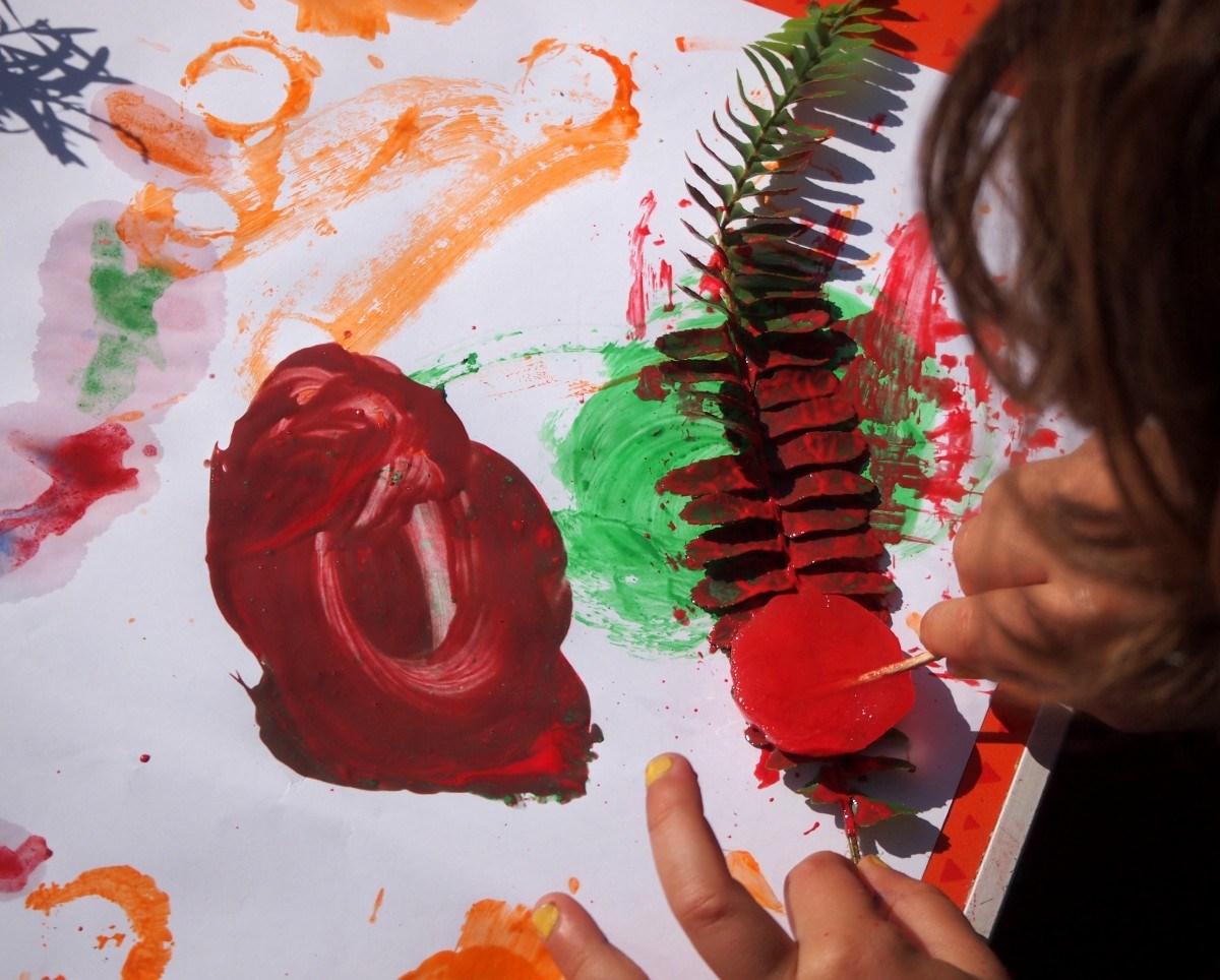 Pintando con hielo en hojas de plantas